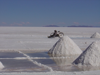 BOLIVIE 2004 Désert de sel d'Uyuni 3650m exploitation de sel à Colchani