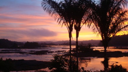 AMAZONIE 2009 Vue sur le fleuve depuis notre hamac, lever de soleil